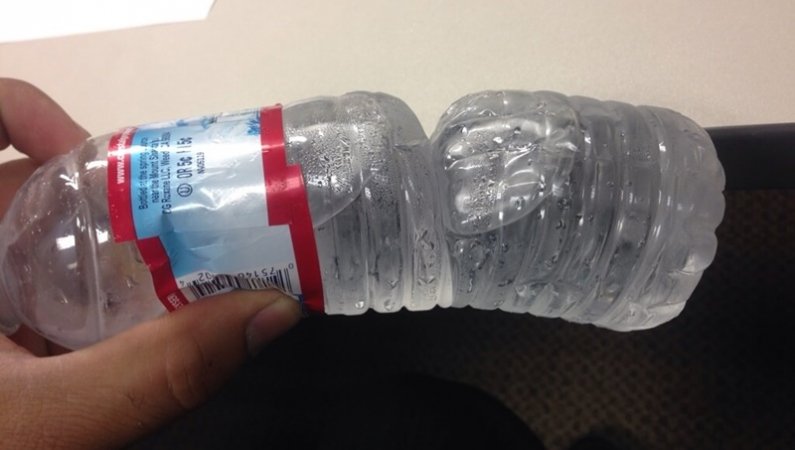 ¿Puedes poner agua caliente en una botella de plástico? ¿Por qué no?