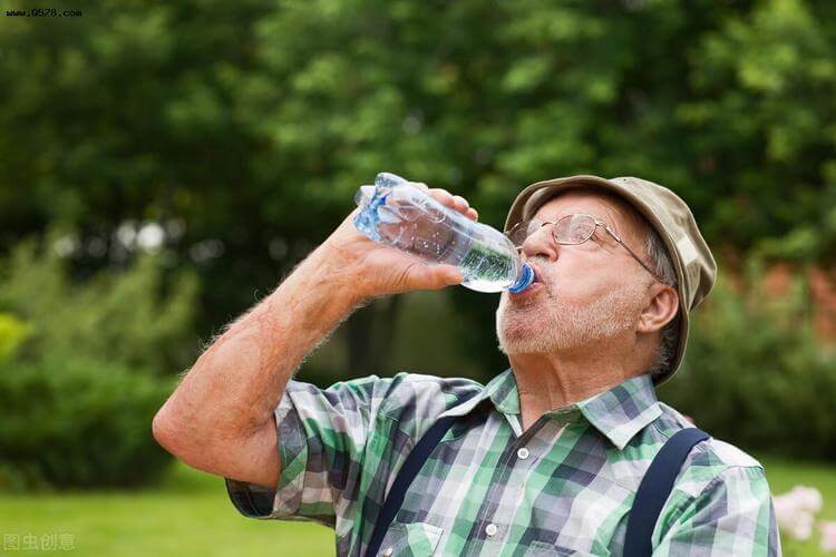 هل شرب الماء من الزجاجات البلاستيكية يسبب السرطان - هل يمكنك وضع الماء الساخن في زجاجة بلاستيكية؟ لما لا؟