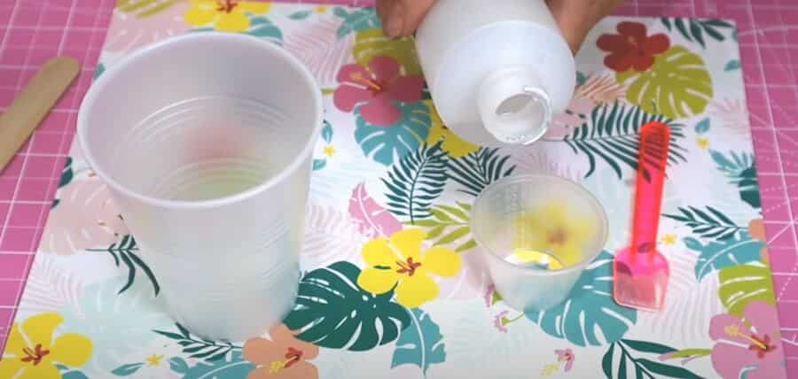 Pomiješajte glicerin i toplu vodu - Kako napraviti čašu za snježne kugle? Vodič korak po korak