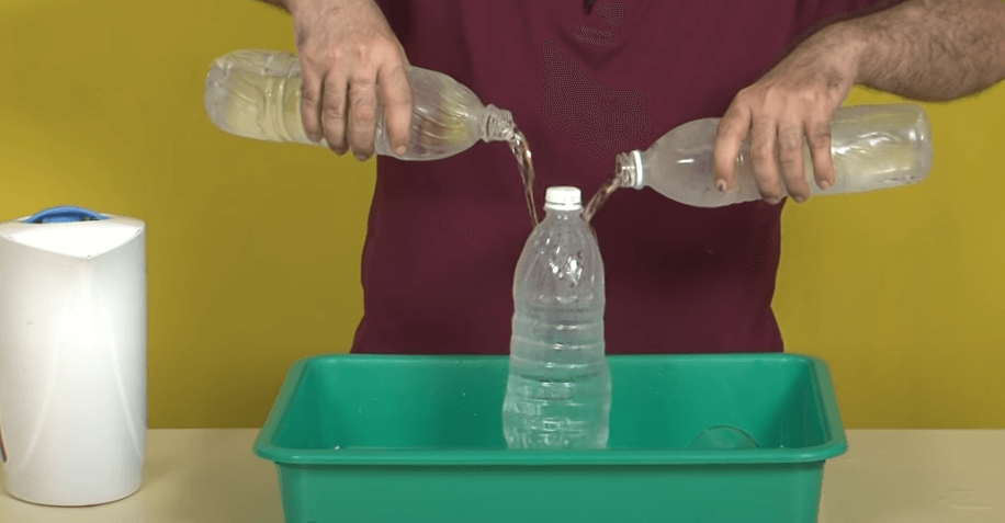¿Qué sucede cuando pones agua caliente en una botella de plástico? ¿Puedes poner agua caliente en una botella de plástico? ¿Por que no?