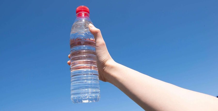 Waarom kun je geen warm water in een plastic fles doen - Kun je warm water in een plastic fles doen? Waarom niet?