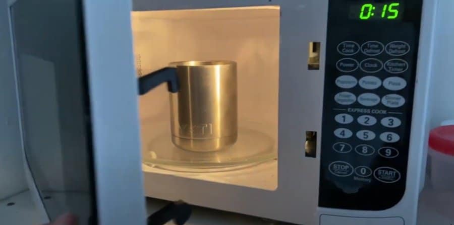 Što se događa kada stavite Yeti šalicu u mikrovalnu pećnicu - možete li peći Yeti šalice u mikrovalnu? Sigurnosni savjeti i alternative za zagrijavanje pića