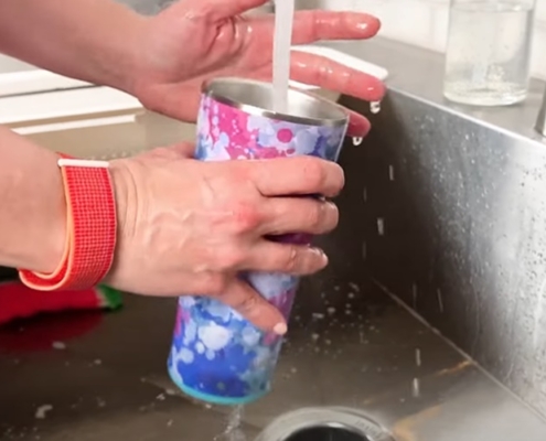 كيفية تنظيف زجاجة مياه قابلة لإعادة الاستخدام مقاس 495 × 400 - زجاجة مياه معزولة من الفولاذ المقاوم للصدأ