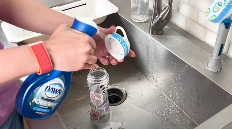 Usar lejía y bicarbonato de sodio: ¿cómo limpiar una botella de agua reutilizable? Una guía detallada