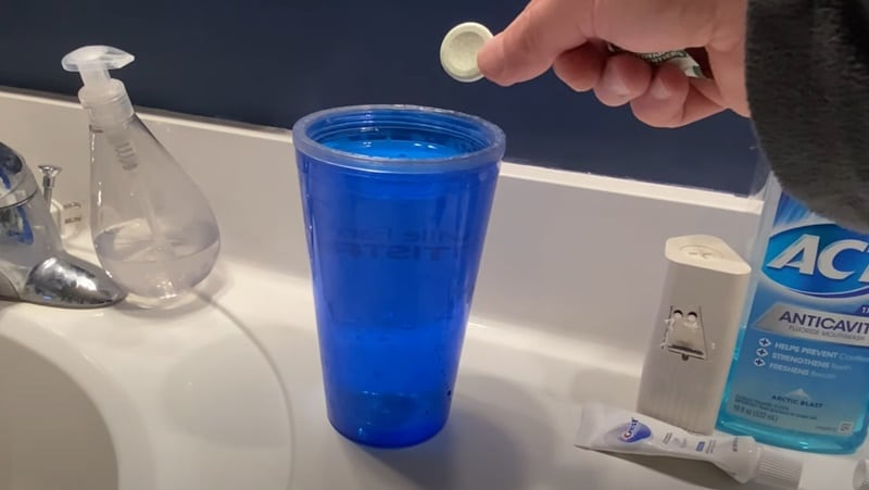 Uso de tabletas para dentaduras postizas: ¿cómo limpiar una botella de agua reutilizable? Una guía detallada